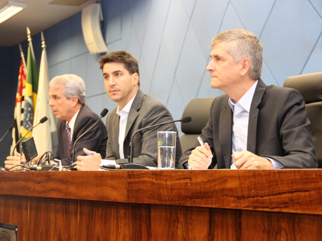 Secretário e vereadores durante as audiências