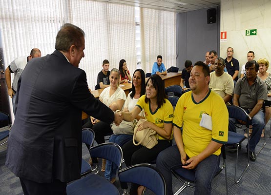 Jonas cumprimenta condutora