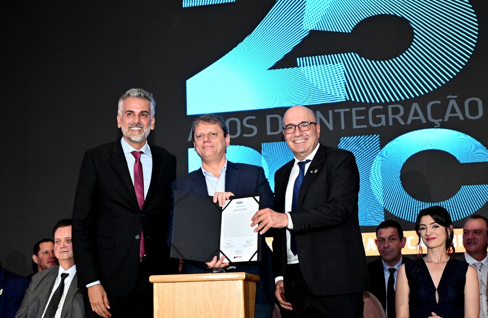 Carlos Bassan O ex-presidente do Conselho da RMC, Gustavo Reis; o novo presidente, Dário Saadi e o governador Tarcísio de Freitas