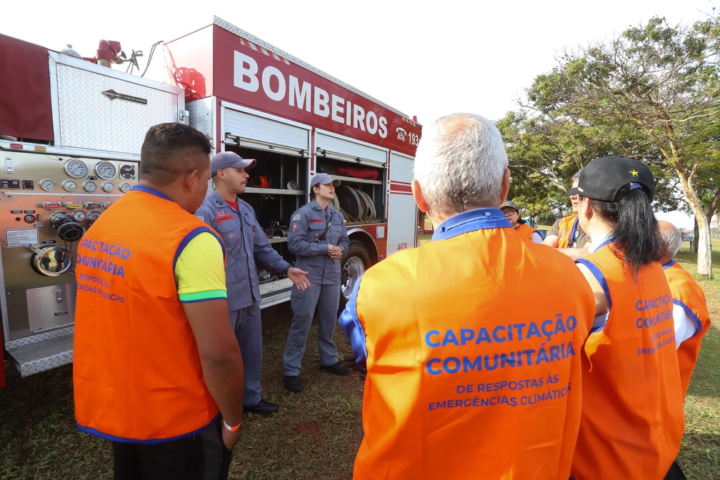 Fernanda Sunega Participantes receberam orientações dos Bombeiros sobre o combate a incêndios