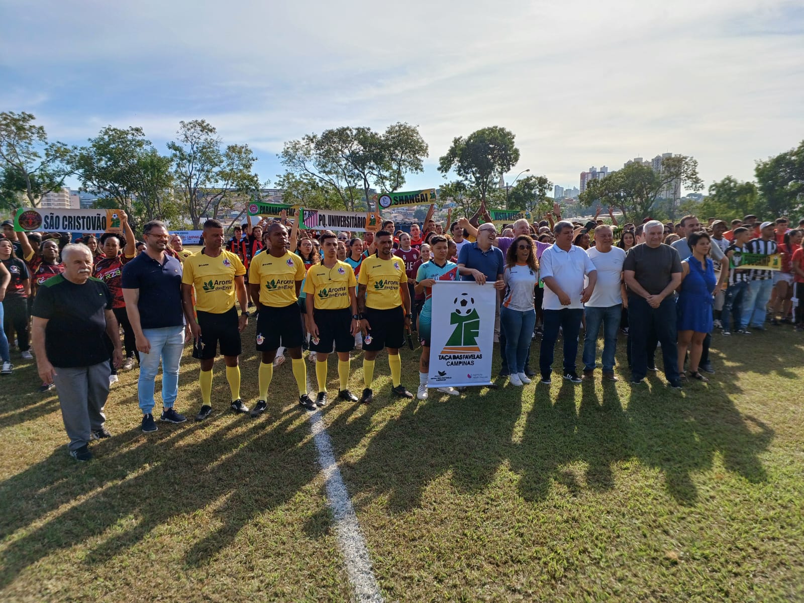 Evento começou com desfile das equipes na Praça de Esportes Argemiro Roque