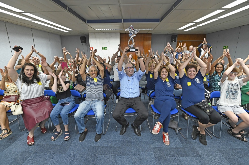 Dário segura troféus com os campeões de Campinas