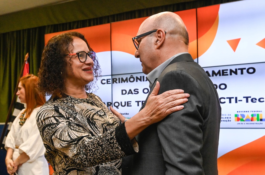 Rogério Capela Dário com a ministra da Ciência e Tecnologia, Luciana Santos