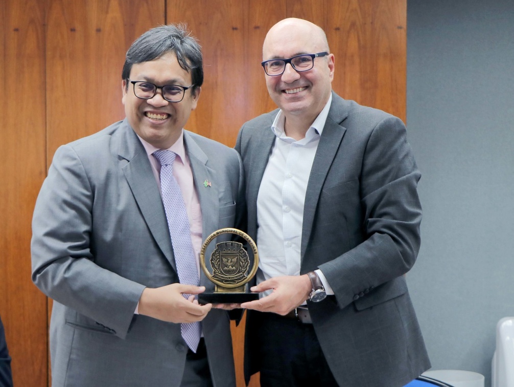 O prefeito Dário Saadi com Amirul Azman, cônsul comercial da Embaixada da Malásia no Brasil.