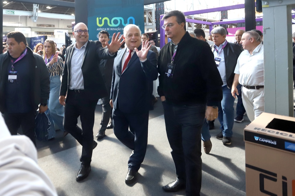 Fernanda Sunega Dário Saadi e Márcio França caminham pelos corredores do Campinas Innovation Week