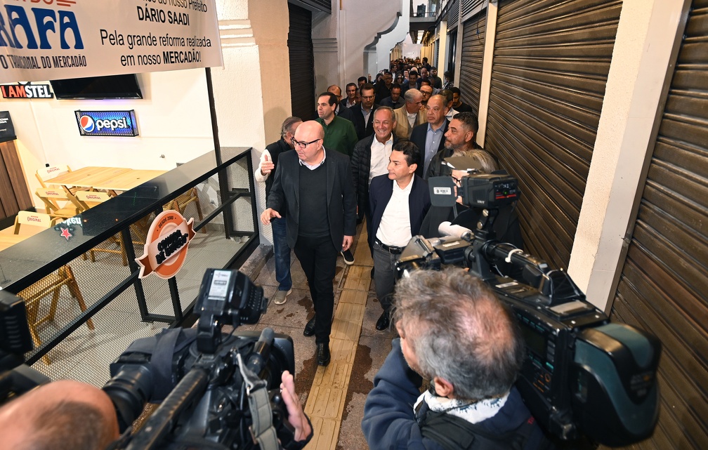 Carlos Bassan O prefeito Dário Saadi comandou a visita guiada para a imprensa e convidados no Mercadão