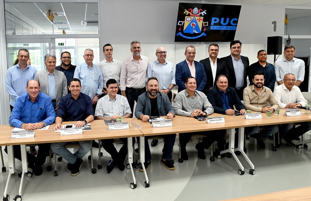 Carlos Bassan Dário Saadi (ao centro, em pé) entre prefeitos na reunião do Conselho da RMC
