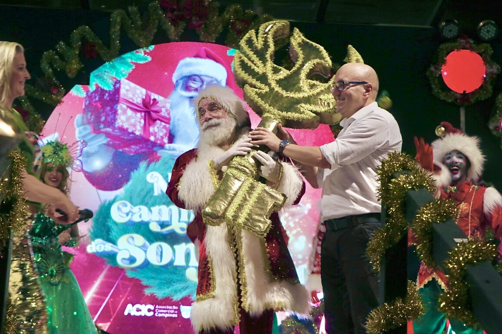 Prefeito Dário Saadi entrega chave da cidade para o Papai Noel