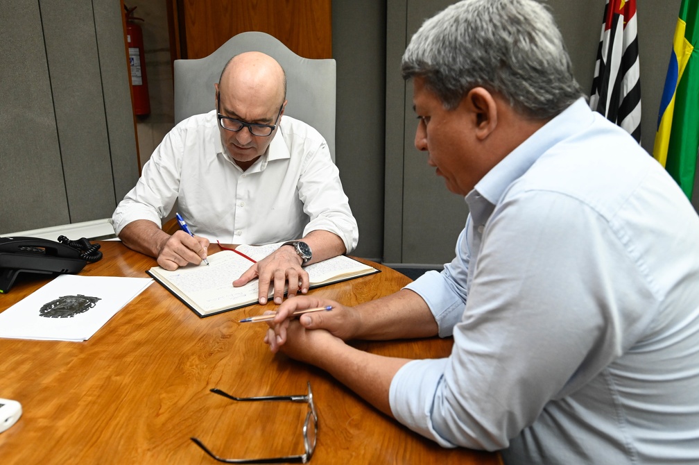 O prefeito Dário Saadi e o vice, Wanderley de Almeida, durante passagem de cargo nesta sexta-feira, 8