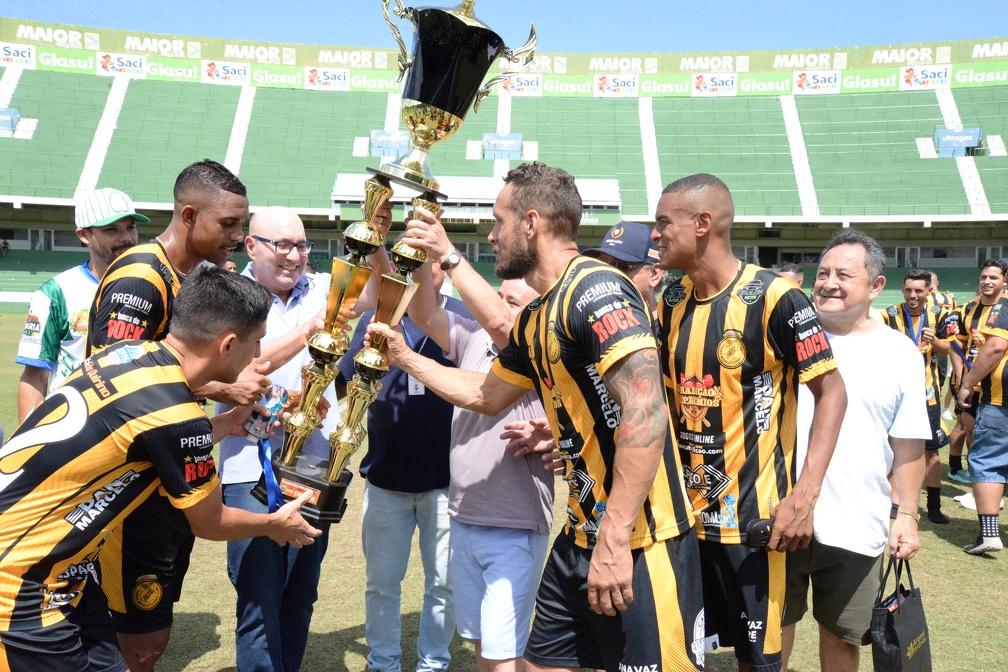 O prefeito Dário Saadi entregou o troféu do campeonato para o Parque Brasília