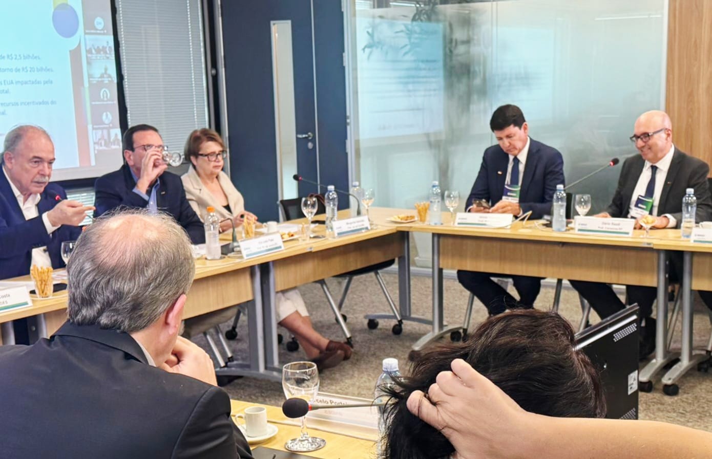 Divulgação/PMC O encontro também reuniu prefeitos e vice-prefeitos de 14 municípios exportadores, na sede do banco