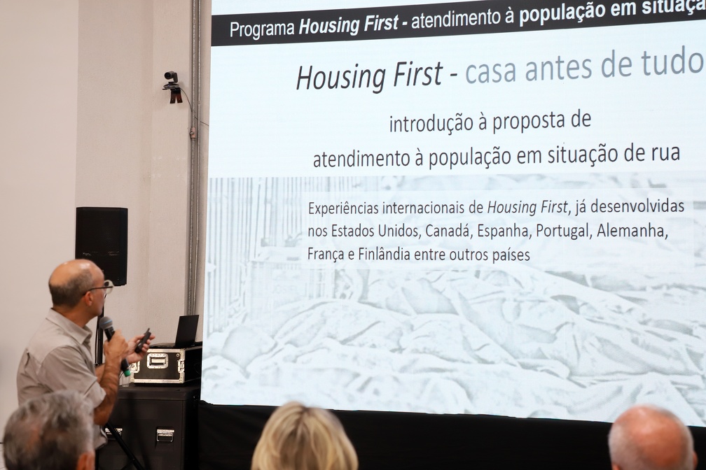Fernanda Sunega/PMC O modelo Housing First é uma política pública que propõe oferecer moradia imediata, sem pré-condições, como estratégia para reverter ciclos de vulnerabilidade e exclusão social