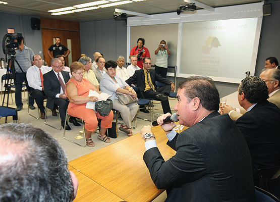Prefeito fala durante reunião com os Consegs
