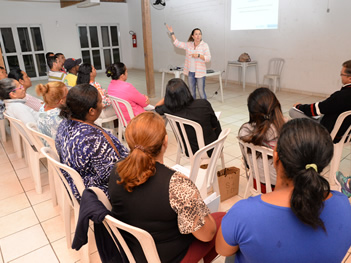 Moradores assistem a palestra sobre marketing