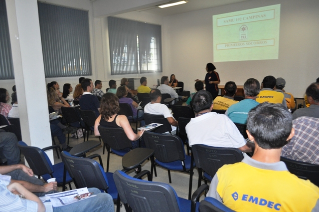 Funcionários acompanham atividades atentos