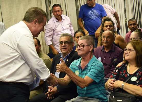 Entrega dos documentos foi na Sala Azul da Prefeitura