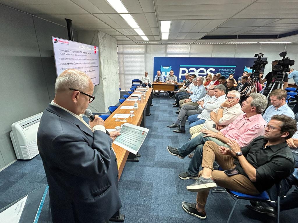 O presidente da Cohab, Arly de Lara Romêo, durante apresentação