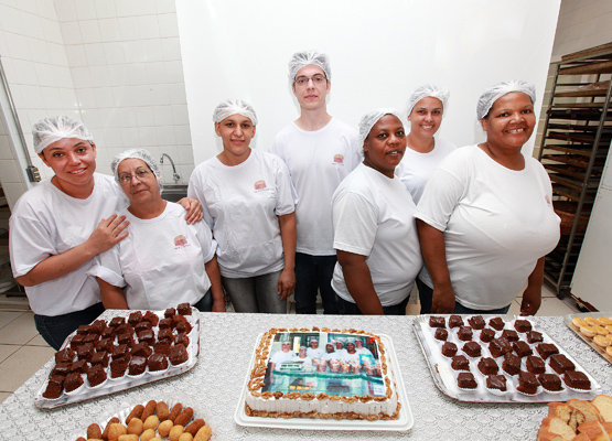 Cooperados produzem cerca de 1,5 mil pães por dia, além de bolos e salgados