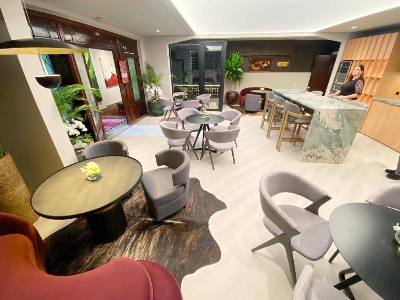 Entre os ambientes estão salas, suítes, estúdios, varandas, banheiros, jardins e áreas comerciais