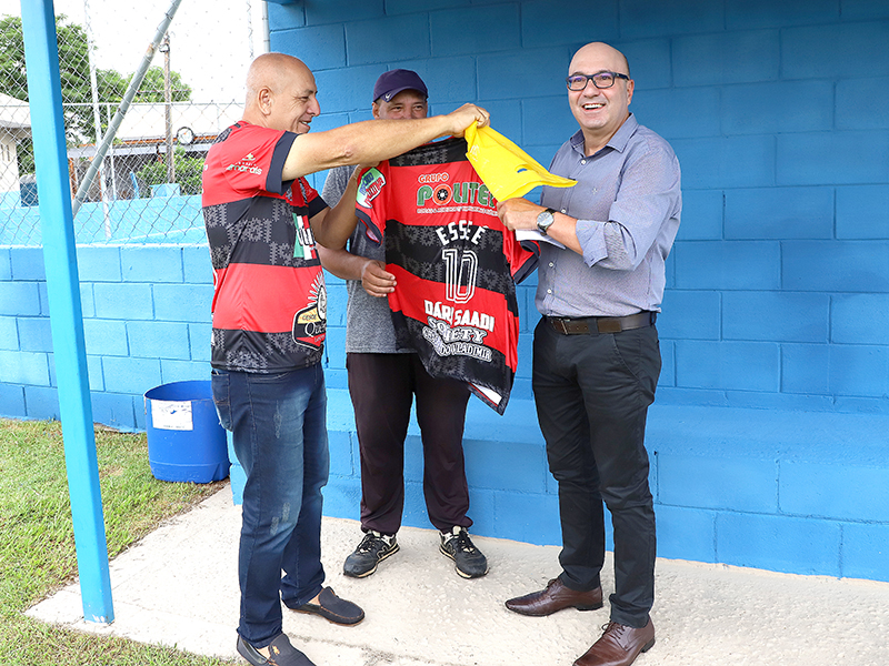 Dário Saadi ganhou camisa do time do bairro, Flamenguinho, entregue por vereador