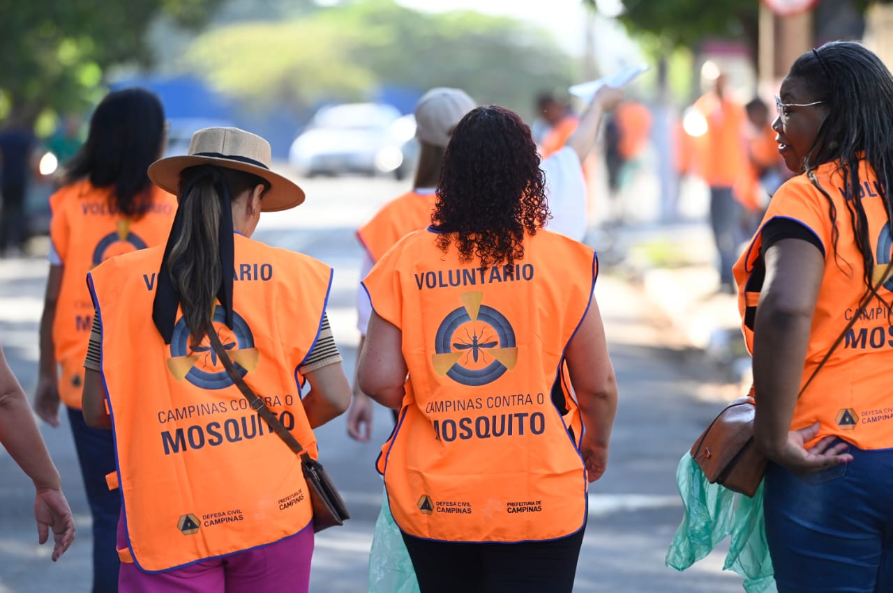 Voluntários e servidores se reuniram para auxiliar no Mutirão contra a dengue