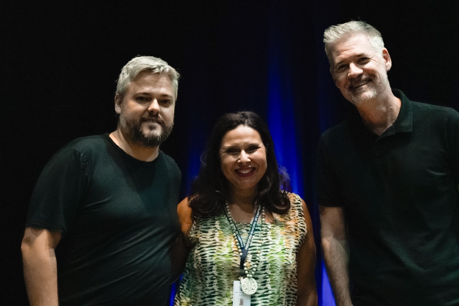 Professores da PUC Campinas ladeiam Adriana Barão, representante da coordenação de museus da Cultura