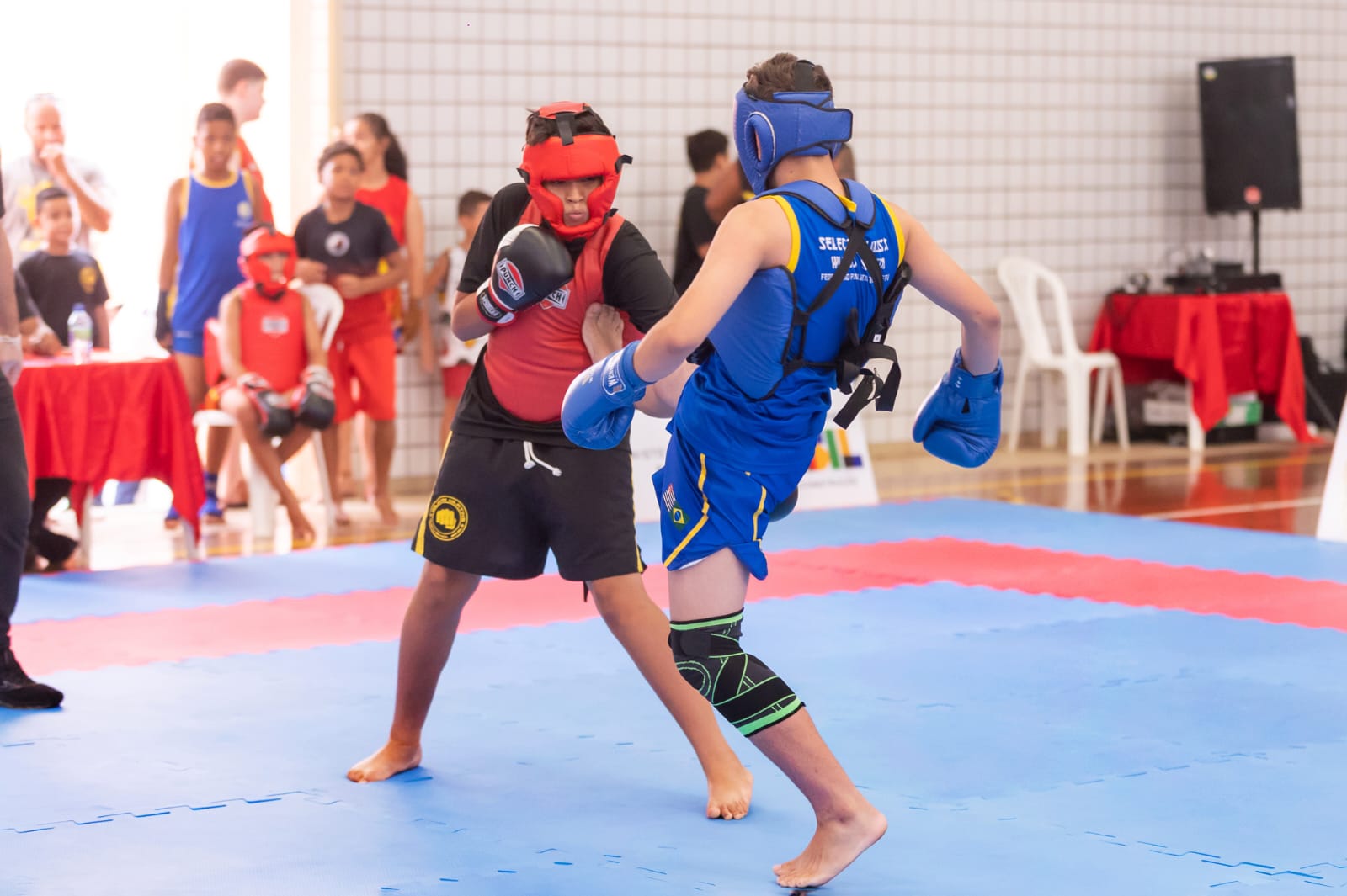 Jovens se enfrentam no combate Sanda 