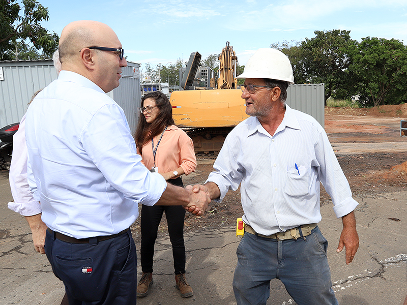 Prefeito cumprimenta engenheiro responsável