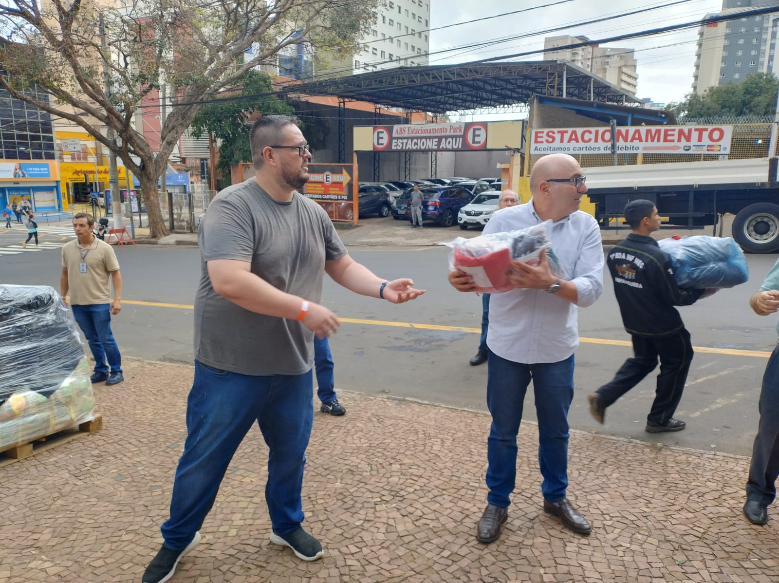 Prefeito Dário Saadi também deu uma mãozinha no Dia D