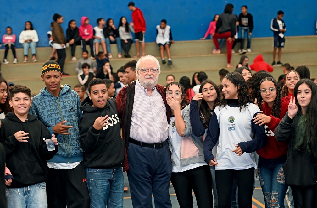 O secretário de Educação, José Tadeu Jorge, com alunos durante o evento