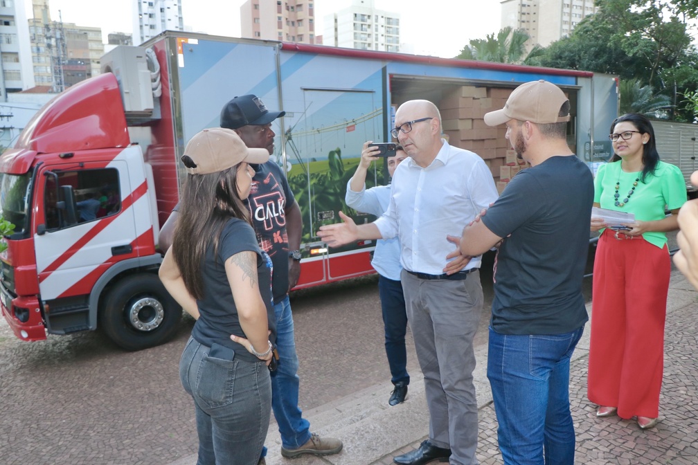 Prefeito conversa com os funcionários da Krebs Industrial, empresa que fará o transporte das doações