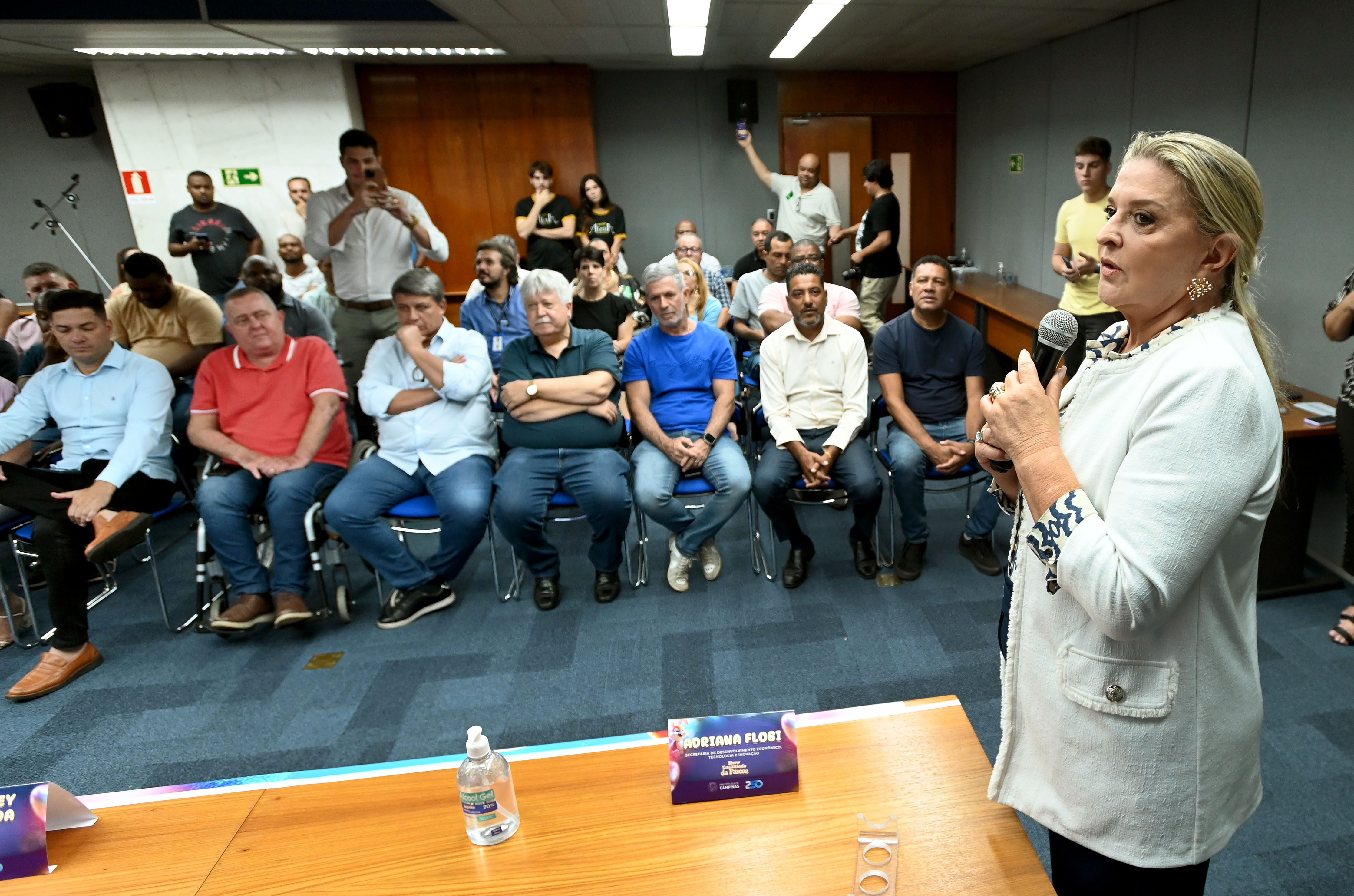 A secretária Adriana Flosi fala durante apresentação