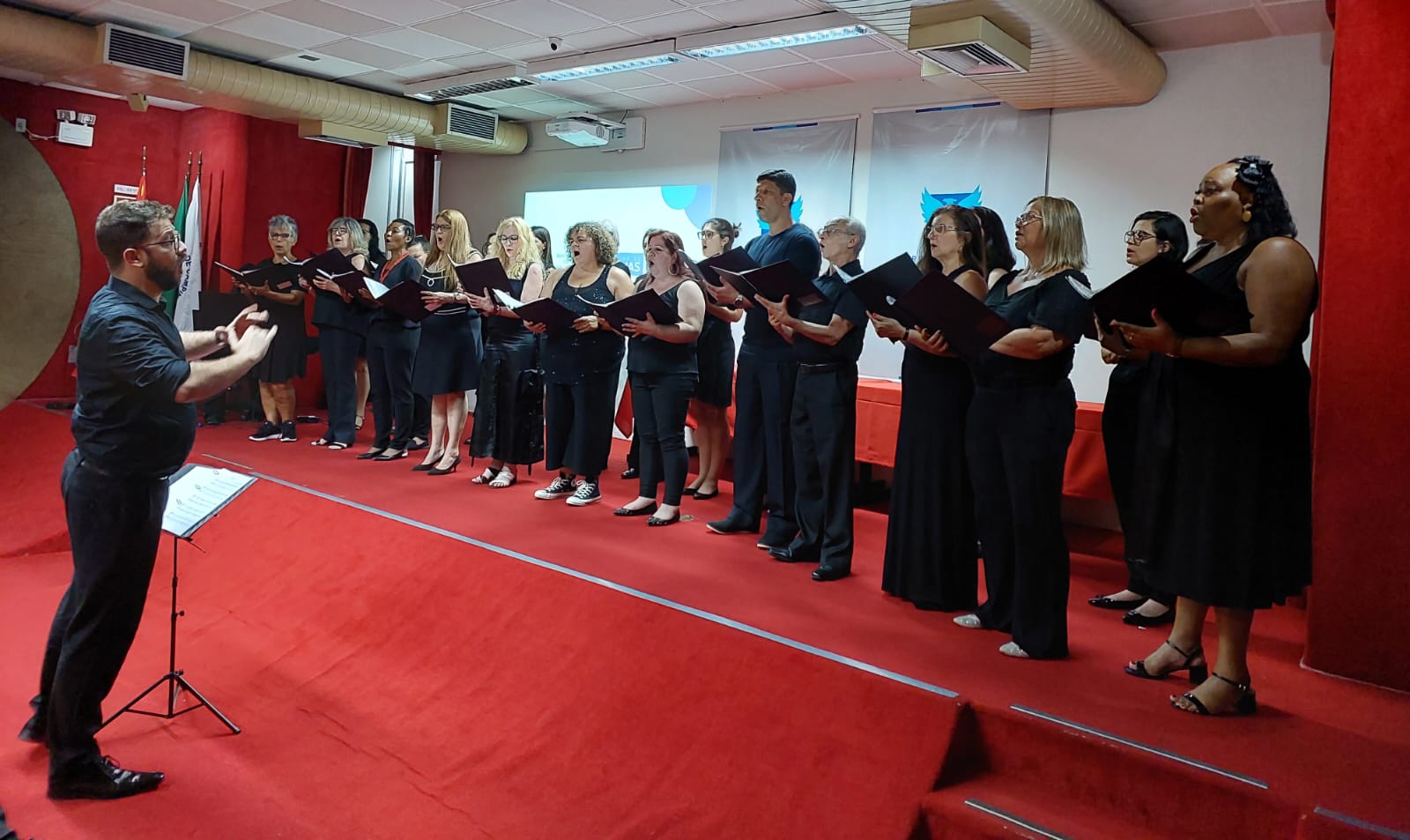 Noite Feliz, Jingle Bells Rock e Siyahamba estavam entre as canções interpretadas pelo coro