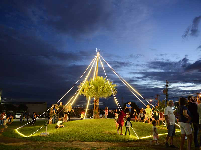 Crianças puderam brincar debaixo da árvore de natal composta de luz