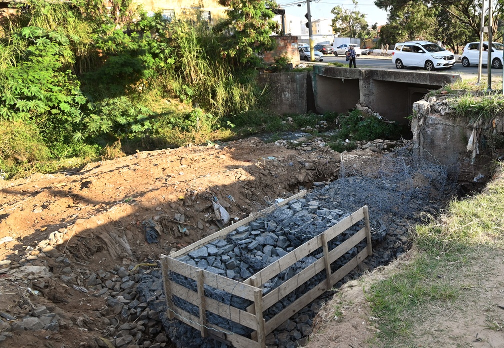 Obra em andamento na ponte da rua Herbert de Souza, no Icaraí