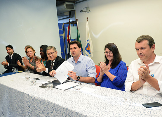 Prefeito em exercício com a lei sancionada