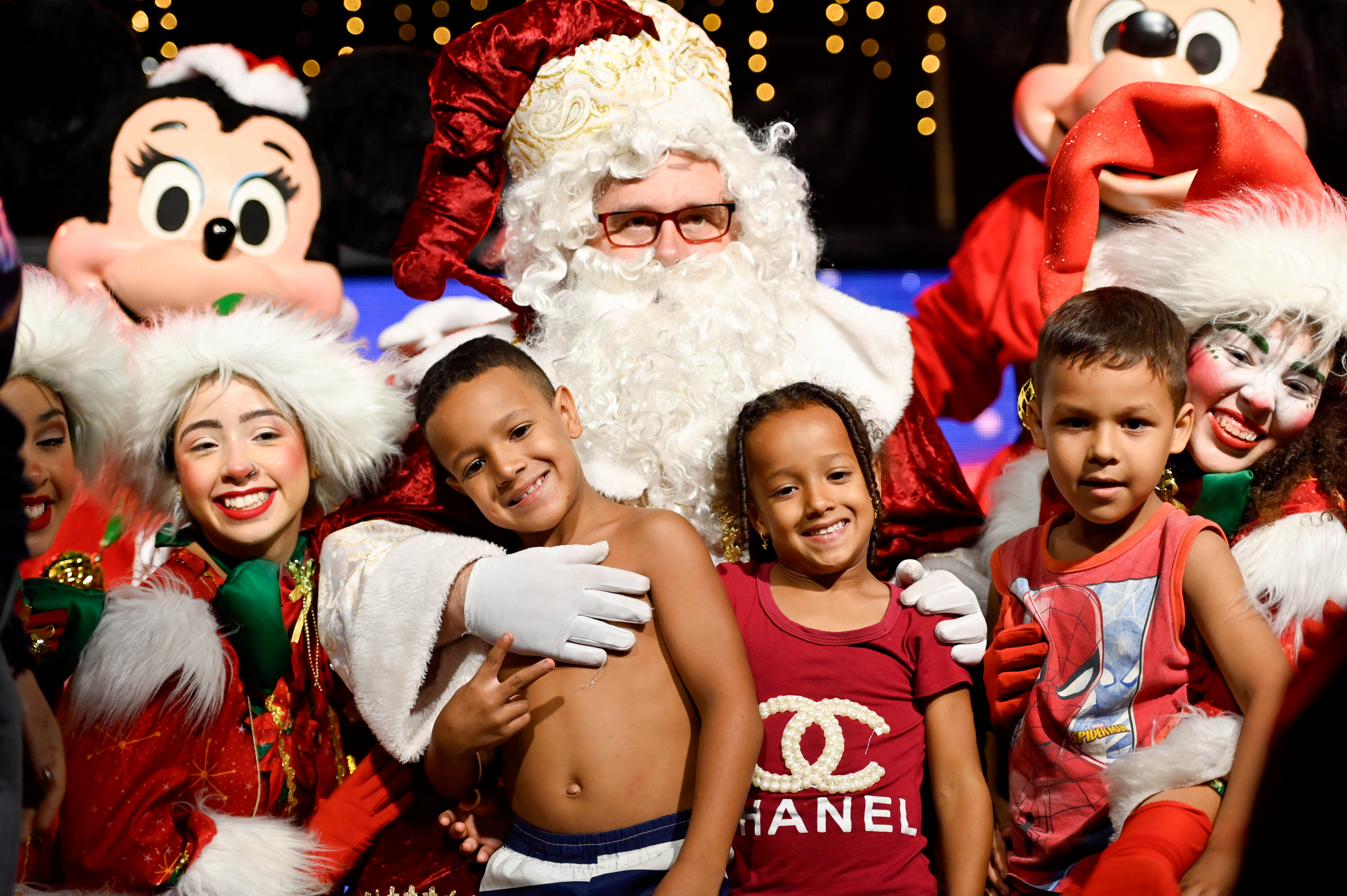 Papai Noel e as crianças que foram prestigiar o espetáculo no DIC 5