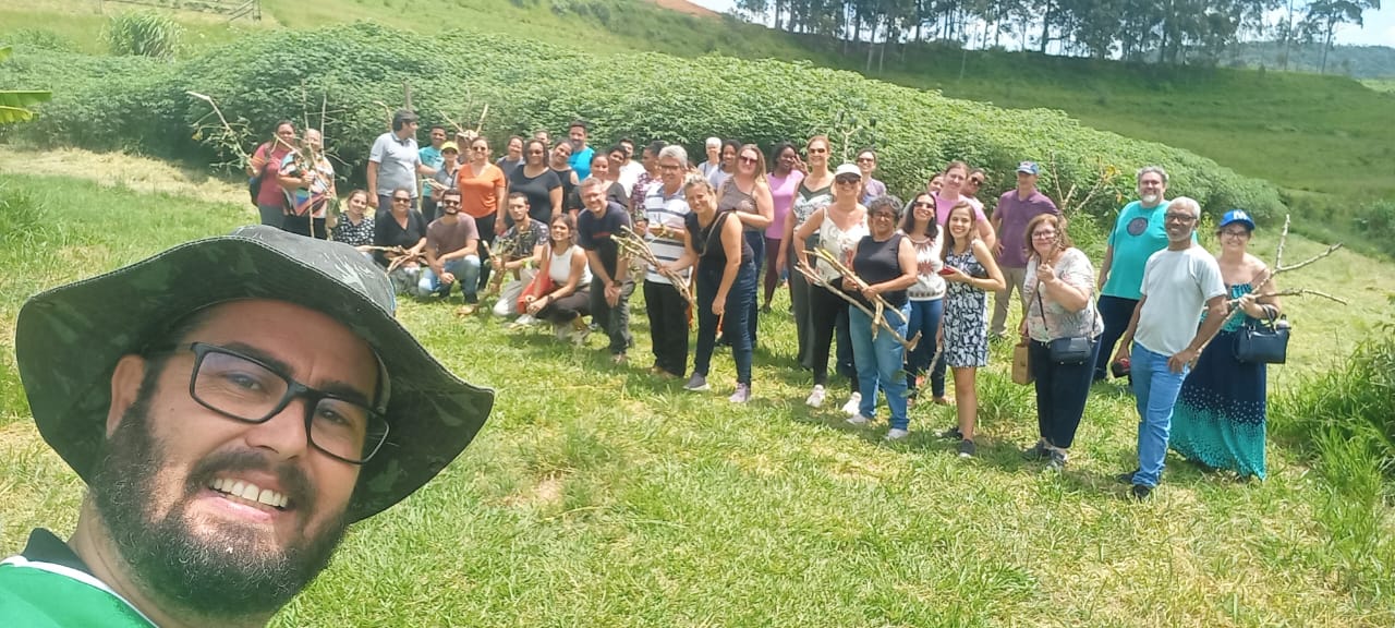 Grupo de professores em atividade prática no CEA Vila Educa