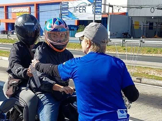 Agentes orientam sobre respeito à velocidade, sinalização e uso correto do capacete