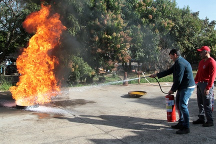 Participantes aprenderam forma correta de combater focos de incêndio