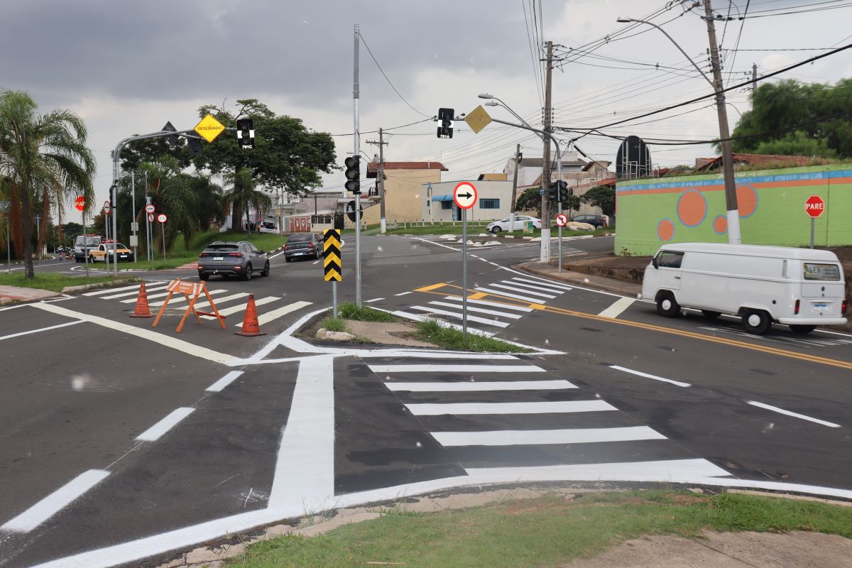 Equipamentos têm câmeras para detecção do fluxo veicular e otimização do tempo semafórico