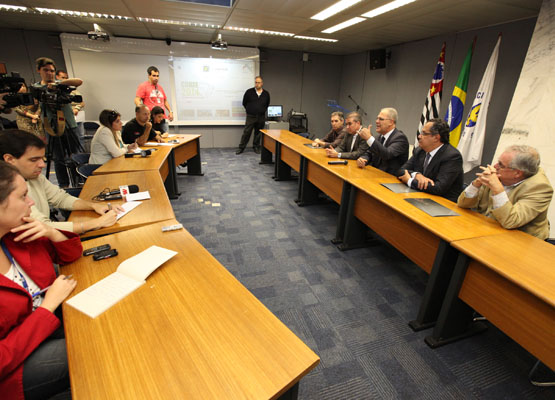 Equipe da prefeitura durante coletiva de imprensa