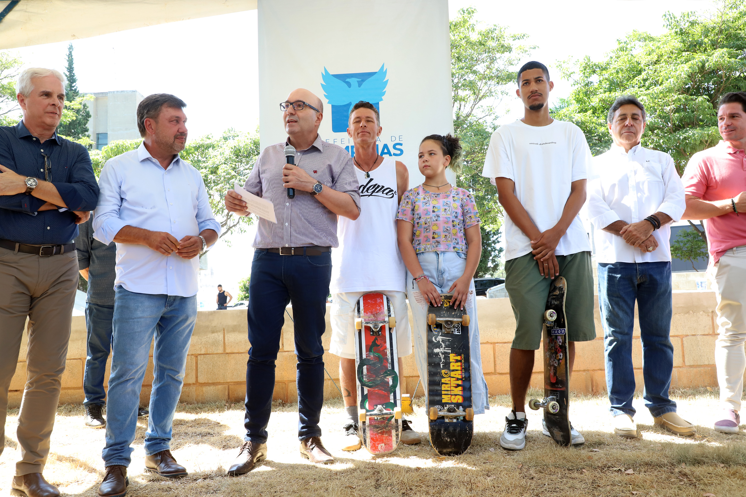 Prefeito fala em cerimônia de entrega