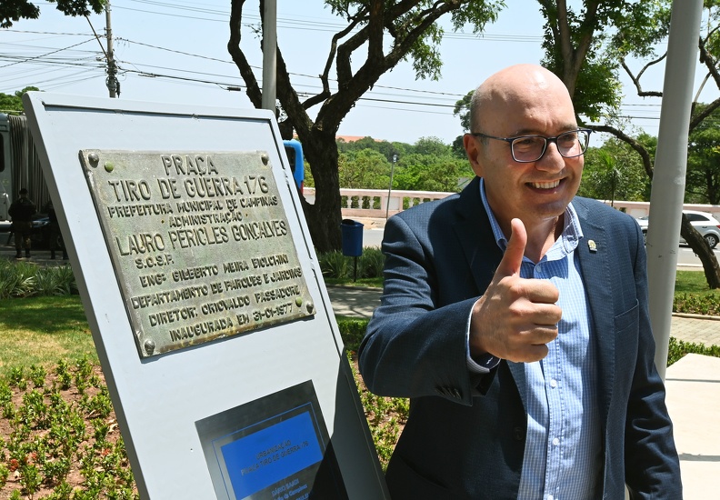 Prefeito Dário durante entrega da revitalização da Praça Tiro de Guerra