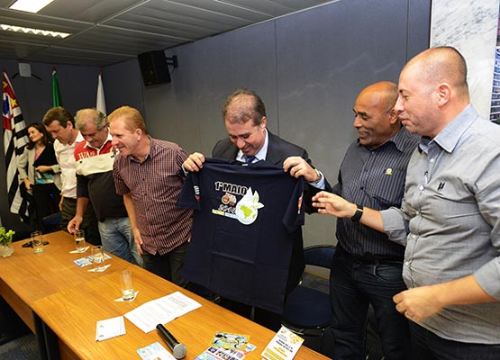 Prefeito recebe a camiseta da promoção