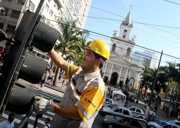 Funcionário trabalha nos preparativos