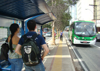 Usuários aguardam ônibus em ponto