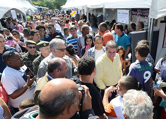 Em meio à população, Jonas confere serviços oferecidos pelo Prefeitura nos Bairros 