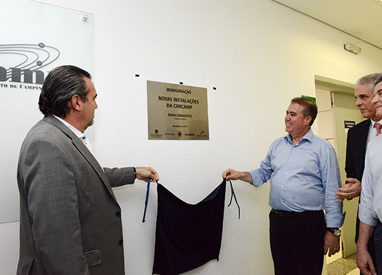 Baggio e Jonas descerram a placa