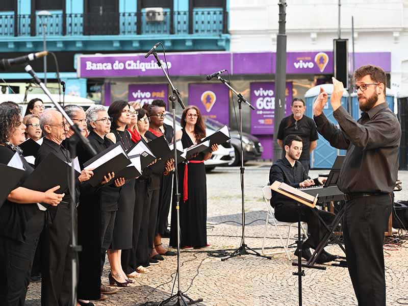 Coral dos Servidores sob a regência do maestro Leandro Cavini,